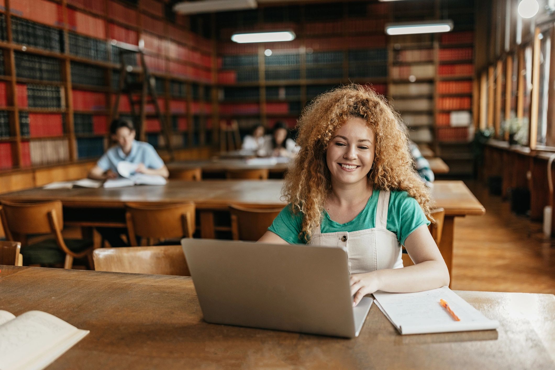 Aluna aprendendo online em ambiente moderno