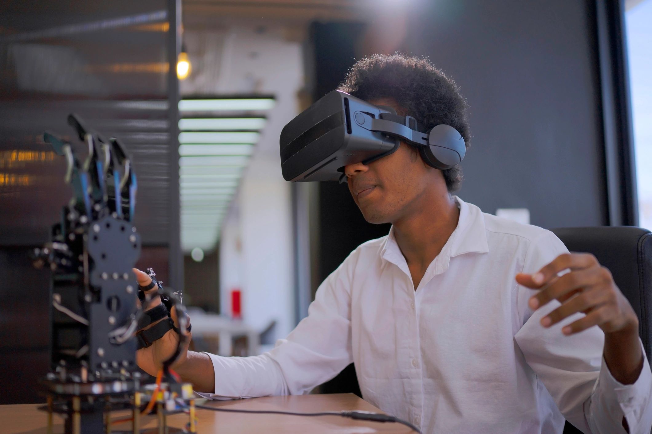Estudantes interagindo com tecnologia em ambiente de aprendizagem inovador